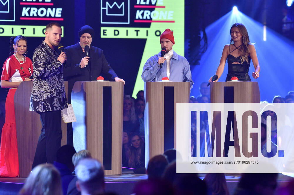 Nina Chuba, Dennis Wolter, Torsten Sträter, Benjamin Wolter und Leony bei der 23. Verleihung der 1Live Krone 2022 in der Jahrhunderthalle. Bochum