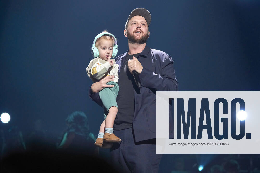 Matt Simons mit Sohn Beck live bei der Night of the Proms 2022 in der ZAG Arena. Hannover