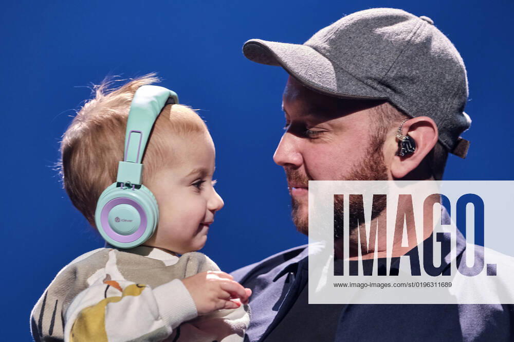 Matt Simons mit Sohn Beck live bei der Night of the Proms 2022 in der ZAG Arena. Hannover