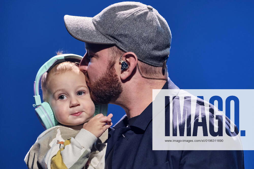 Matt Simons mit Sohn Beck live bei der Night of the Proms 2022 in der ZAG Arena. Hannover