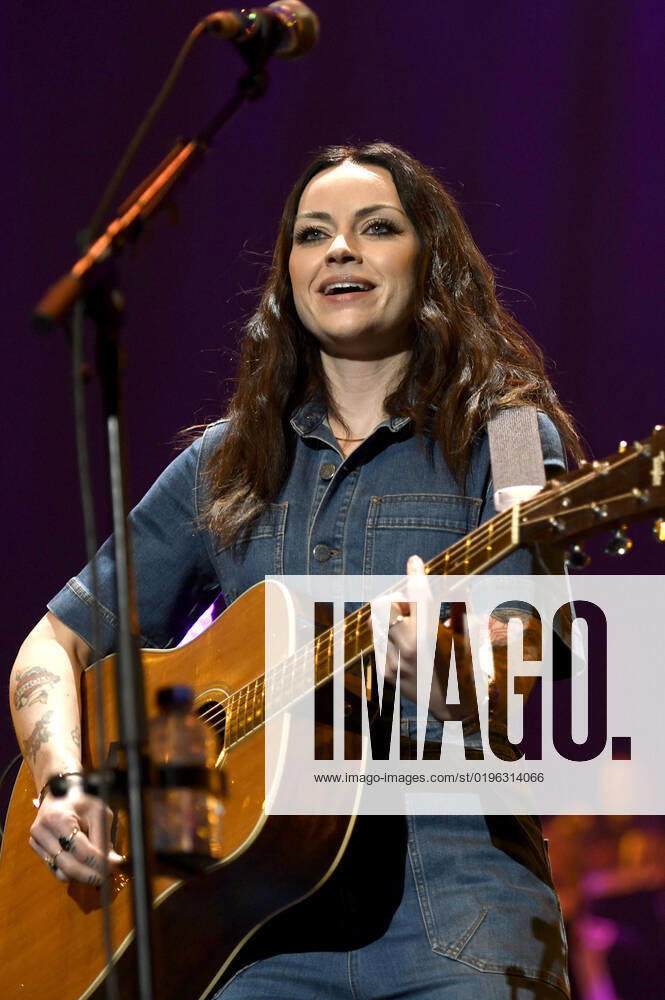Amy Macdonald live bei der Night of the Proms 2022 in der ZAG Arena. Hannover