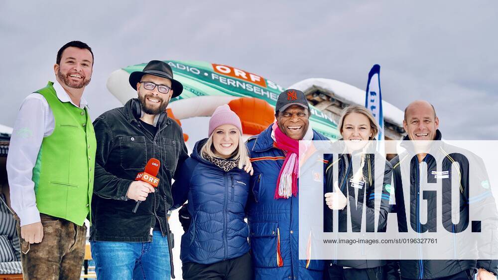 Haus im Ennstal, Hauser Kaibling, Schladming, Steiermark, Österreich, Europa Entertainer Legende Roberto Blanco zum Winter Ski Saison Start auf dem Hauser Kaibling mit Ehefrau Luzandra Blanco. Gut gelaunt präsentiert sich der Schlagerstar im Schnee. Wörtlich im Interview mit dem ORF: Als Kubaner bin ich im Schnee halt gut zu finden - spielt Blanco auf seine dunkle Hautfarbe an. Ein bisschen Spaß muss halt sein. Auf dem Foto: Hauser Kaibling Geschäftsführer Klaus Hofstätter