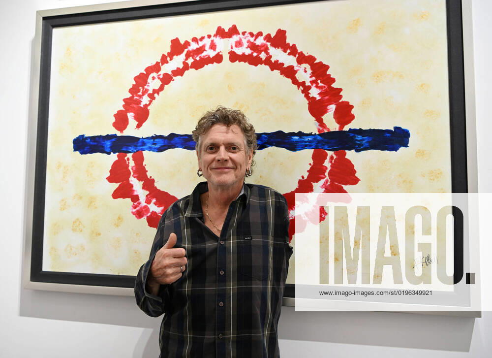 Bilder des Jahres 2022, Entertainment 12 Dezember HOLLYWOOD FL - DECEMBER 09: Rick Allen of Def Leppard poses during his art exhibition at the Wentworth Gallery at the Seminole Hard Rock Hotel & Casino on December 9, 2022 in Hollywood, Florida.