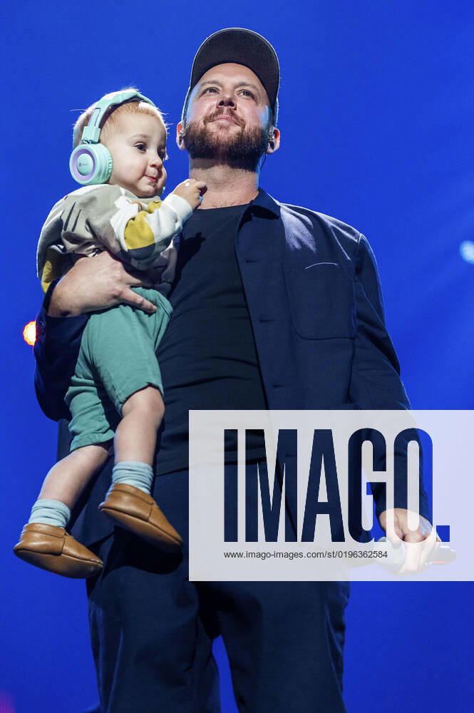 Matt Simons mit Sohn Beck live bei der Night of the Proms 2022 in der ZAG Arena. Hannover