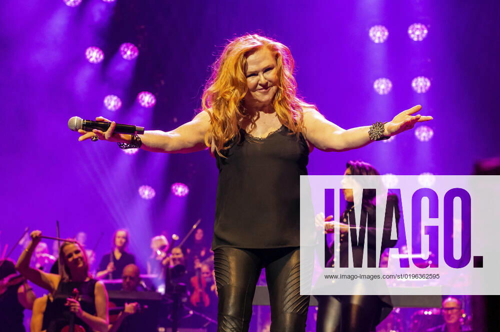 Carol Decker (TÂ Pau) live bei der Night of the Proms 2022 in der ZAG Arena. Hannover