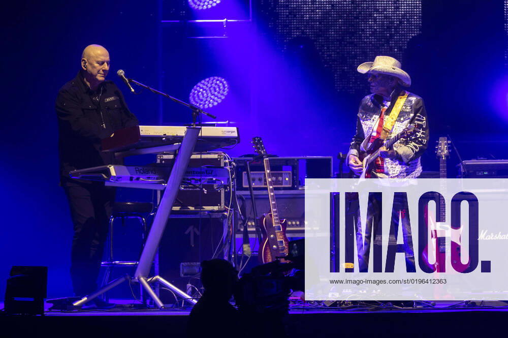 Manfred Hennig und Fritz Puppel von City live bei einem Konzert der 50 Jahre City -Die letzte Runde -Tour in der Messehalle. Erfurt