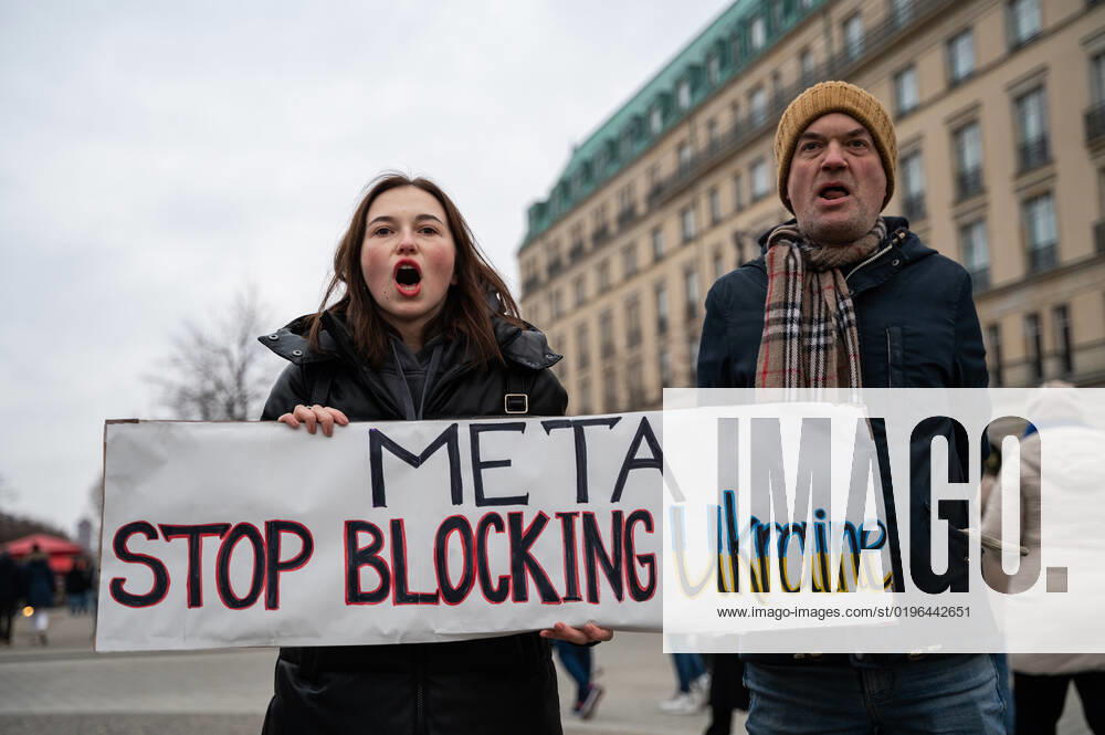 Berlin, Deutschland, Europa - Eine friedliche Protestkundgebung mit circa 50 teilnehmenden Ukrainern und Aktivisten auf dem Pariser Platz gegenueber der amerikanischen Botschaft vor dem Brandenburger Tor unter dem Motto Meta - Stop Blocking Ukraine gegen die Sperrung und Blockade ukrainischer Konten auf Platformen sozialer Medien des Meta-Konzerns, wie Facebook und Instagram.