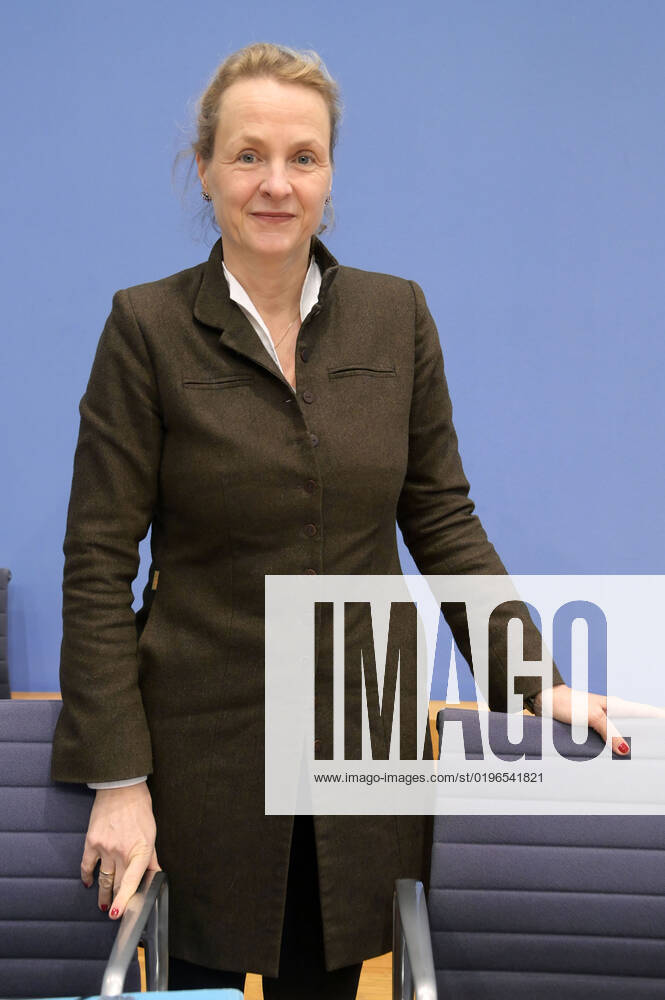 Anne Gidion bei der Bundespressekonferenz zum Rüstungsexportbericht 2022 der Gemeinsamen Konferenz Kirche und Entwicklung (GKKE) im Haus der Bundespressekonferenz. Berlin