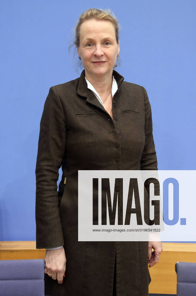 Anne Gidion bei der Bundespressekonferenz zum Rüstungsexportbericht 2022 der Gemeinsamen Konferenz Kirche und Entwicklung (GKKE) im Haus der Bundespressekonferenz. Berlin