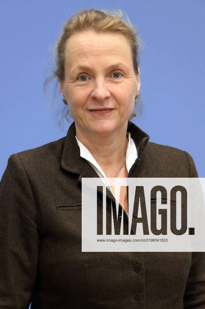 Anne Gidion bei der Bundespressekonferenz zum Rüstungsexportbericht 2022 der Gemeinsamen Konferenz Kirche und Entwicklung (GKKE) im Haus der Bundespressekonferenz. Berlin