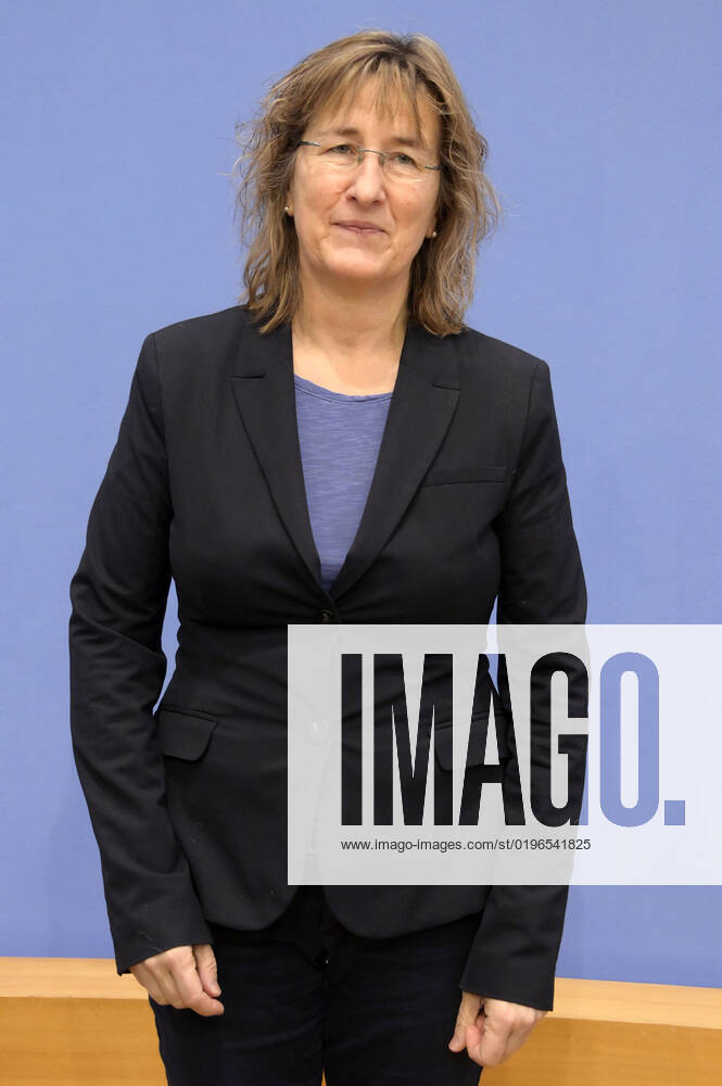 Simone Wisotzki bei der Bundespressekonferenz zum Rüstungsexportbericht 2022 der Gemeinsamen Konferenz Kirche und Entwicklung (GKKE) im Haus der Bundespressekonferenz. Berlin