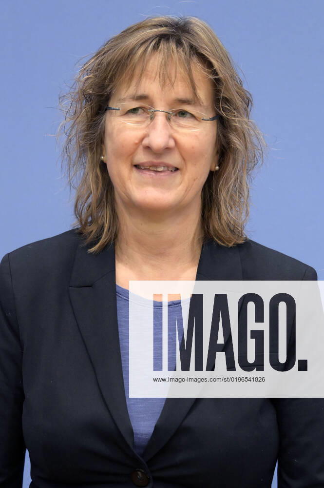 Simone Wisotzki bei der Bundespressekonferenz zum Rüstungsexportbericht 2022 der Gemeinsamen Konferenz Kirche und Entwicklung (GKKE) im Haus der Bundespressekonferenz. Berlin
