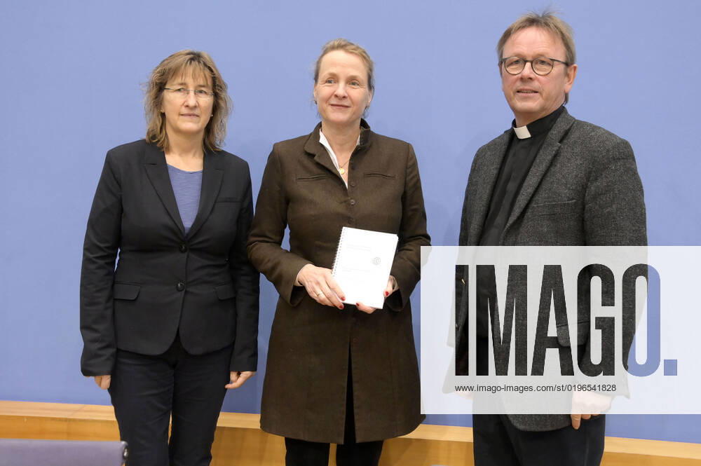 Simone Wisotzki, Anne Gidion und Karl Jüsten bei der Bundespressekonferenz zum Rüstungsexportbericht 2022 der Gemeinsamen Konferenz Kirche und Entwicklung (GKKE) im Haus der Bundespressekonferenz. Berlin