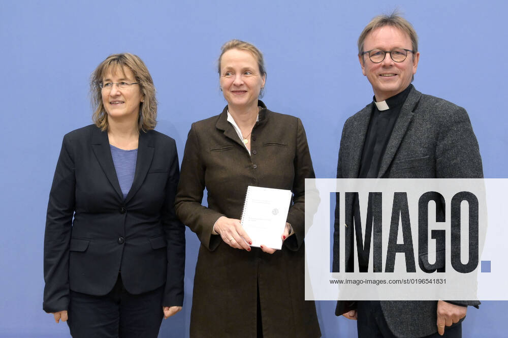 Simone Wisotzki, Anne Gidion und Karl Jüsten bei der Bundespressekonferenz zum Rüstungsexportbericht 2022 der Gemeinsamen Konferenz Kirche und Entwicklung (GKKE) im Haus der Bundespressekonferenz. Berlin