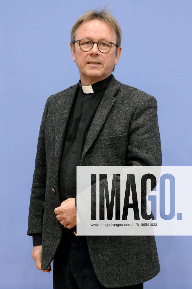Karl Jüsten bei der Bundespressekonferenz zum Rüstungsexportbericht 2022 der Gemeinsamen Konferenz Kirche und Entwicklung (GKKE) im Haus der Bundespressekonferenz. Berlin
