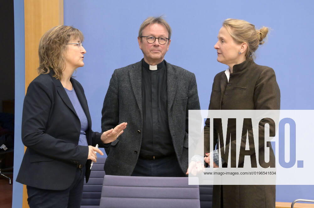 Simone Wisotzki, Anne Gidion und Karl Jüsten bei der Bundespressekonferenz zum Rüstungsexportbericht 2022 der Gemeinsamen Konferenz Kirche und Entwicklung (GKKE) im Haus der Bundespressekonferenz. Berlin