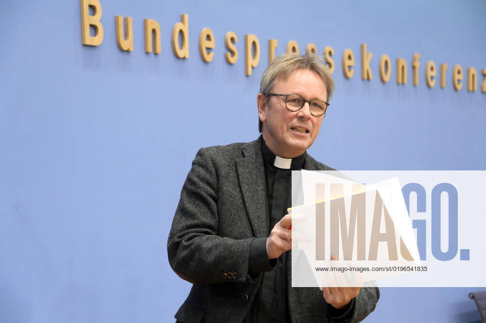 Karl Jüsten bei der Bundespressekonferenz zum Rüstungsexportbericht 2022 der Gemeinsamen Konferenz Kirche und Entwicklung (GKKE) im Haus der Bundespressekonferenz. Berlin