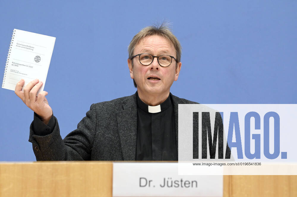 Karl Jüsten bei der Bundespressekonferenz zum Rüstungsexportbericht 2022 der Gemeinsamen Konferenz Kirche und Entwicklung (GKKE) im Haus der Bundespressekonferenz. Berlin
