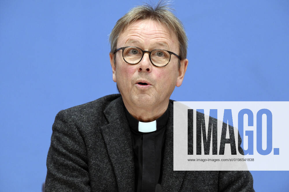 Karl Jüsten bei der Bundespressekonferenz zum Rüstungsexportbericht 2022 der Gemeinsamen Konferenz Kirche und Entwicklung (GKKE) im Haus der Bundespressekonferenz. Berlin