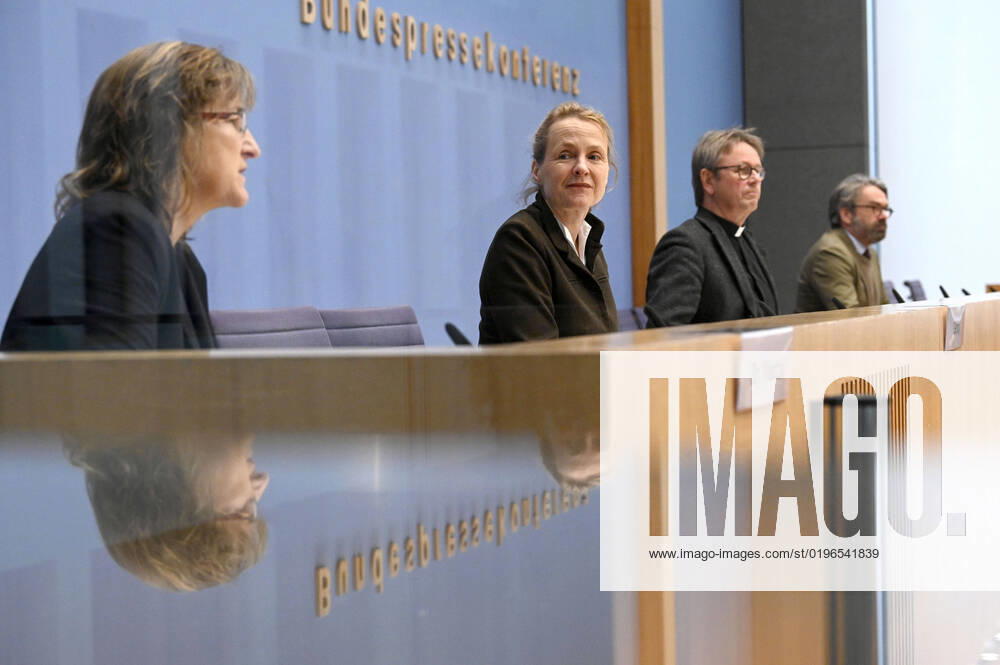 Simone Wisotzki, Anne Gidion und Karl Jüsten bei der Bundespressekonferenz zum Rüstungsexportbericht 2022 der Gemeinsamen Konferenz Kirche und Entwicklung (GKKE) im Haus der Bundespressekonferenz. Berlin