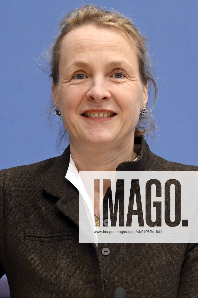 Anne Gidion bei der Bundespressekonferenz zum Rüstungsexportbericht 2022 der Gemeinsamen Konferenz Kirche und Entwicklung (GKKE) im Haus der Bundespressekonferenz. Berlin