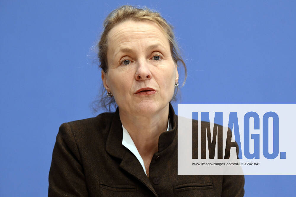 Anne Gidion bei der Bundespressekonferenz zum Rüstungsexportbericht 2022 der Gemeinsamen Konferenz Kirche und Entwicklung (GKKE) im Haus der Bundespressekonferenz. Berlin
