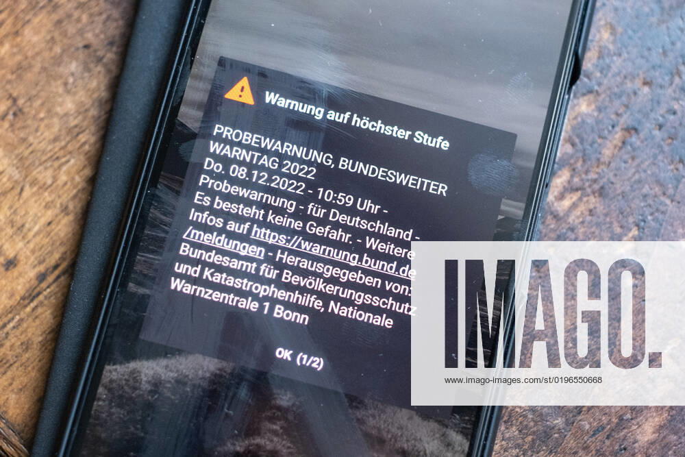 Probewarnung zum Bundesweiten Warntag 2022 erscheint auf dem Display auf einem Mobiltelefon. Trial warning for Nationwide Warning Day 2022 appears on the display on a cell phone. Warntag 2022