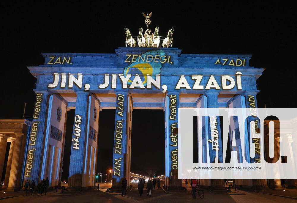 Frau - Leben - Freiheit Berlin, 13.12.2022 - Veranstaltet von der Menschenrechtsorganisation HÁWAR.help und aus Solidaritaet mit den Protesten im Iran wird das Brandenburger Tor mit dem Schriftzuegen Jin – Jiyan – Azadi (kurdisch), und Zan – Zendegi – Azadi (Persisch) sowie auf Deutsch «Frau – Leben – Freiheit angestrahlt. Berlin Berlin Deutschland
