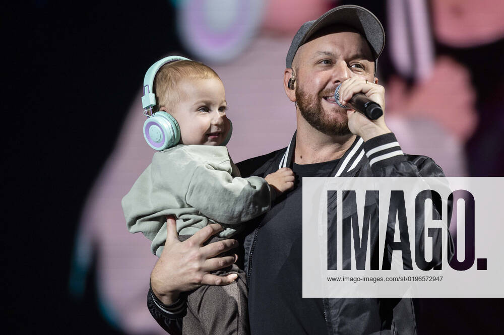 Matt Simons mit Sohn Beck live bei der Night of the Proms 2022 in der Messehalle. Erfurt