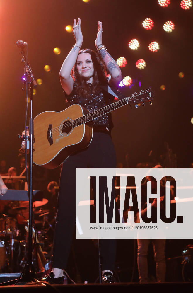 Night of the Proms 2022 13.12.2022, Erfurt, Messehalle, Night of the Proms 2022 Das Antwerp Philharmonic Orchestra und der Chor Fine Fleur unter Leitung der Dirigentin Alexandra Arrieche begleiten die Stars im Bild: Amy Macdonald