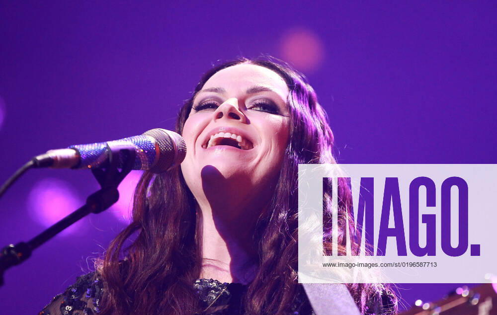 Night of the Proms 2022 13.12.2022, Erfurt, Messehalle, Night of the Proms 2022 Das Antwerp Philharmonic Orchestra und der Chor Fine Fleur unter Leitung der Dirigentin Alexandra Arrieche begleiten die Stars im Bild: Amy Macdonald