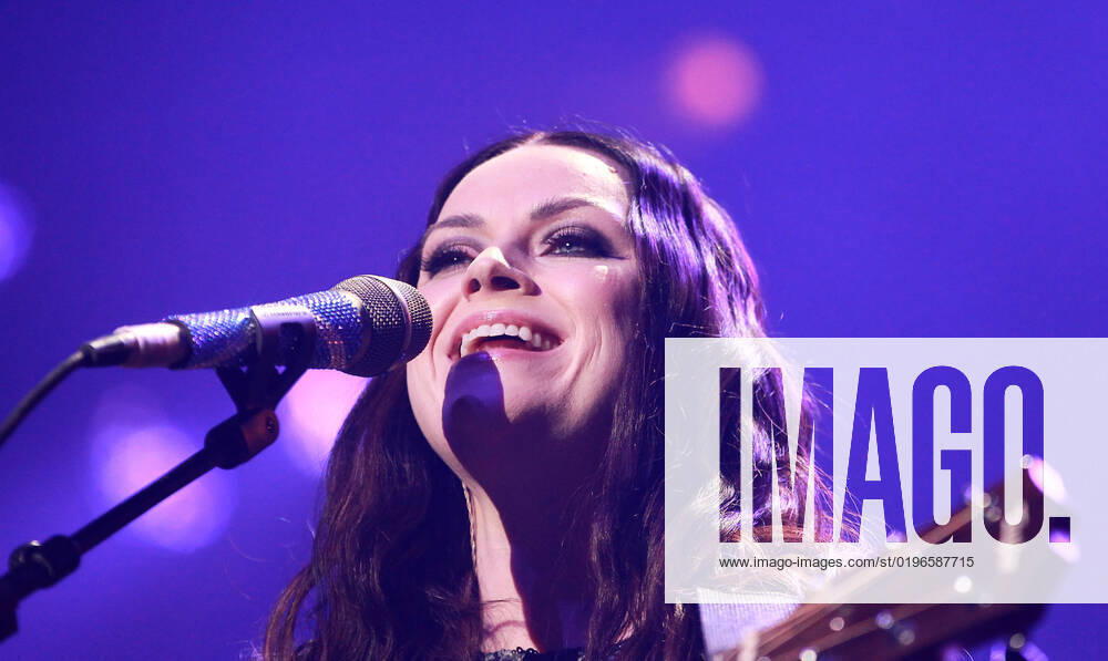 Night of the Proms 2022 13.12.2022, Erfurt, Messehalle, Night of the Proms 2022 Das Antwerp Philharmonic Orchestra und der Chor Fine Fleur unter Leitung der Dirigentin Alexandra Arrieche begleiten die Stars im Bild: Amy Macdonald