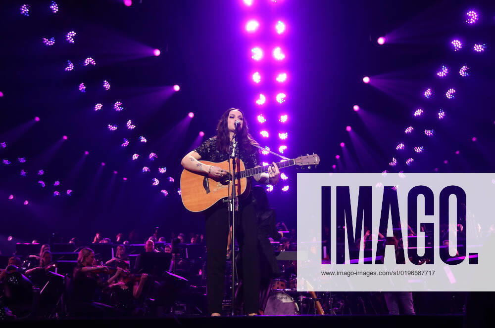 Night of the Proms 2022 13.12.2022, Erfurt, Messehalle, Night of the Proms 2022 Das Antwerp Philharmonic Orchestra und der Chor Fine Fleur unter Leitung der Dirigentin Alexandra Arrieche begleiten die Stars im Bild: Amy Macdonald