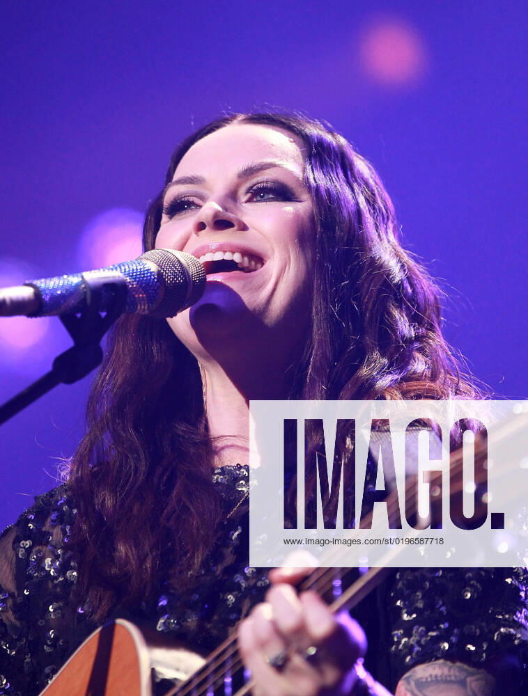 Night of the Proms 2022 13.12.2022, Erfurt, Messehalle, Night of the Proms 2022 Das Antwerp Philharmonic Orchestra und der Chor Fine Fleur unter Leitung der Dirigentin Alexandra Arrieche begleiten die Stars im Bild: Amy Macdonald