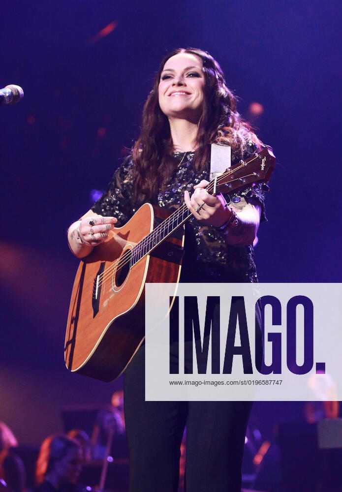 Night of the Proms 2022 13.12.2022, Erfurt, Messehalle, Night of the Proms 2022 Das Antwerp Philharmonic Orchestra und der Chor Fine Fleur unter Leitung der Dirigentin Alexandra Arrieche begleiten die Stars im Bild: Amy Macdonald
