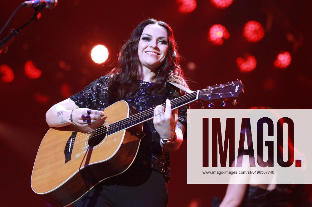 Night of the Proms 2022 13.12.2022, Erfurt, Messehalle, Night of the Proms 2022 Das Antwerp Philharmonic Orchestra und der Chor Fine Fleur unter Leitung der Dirigentin Alexandra Arrieche begleiten die Stars im Bild: Amy Macdonald