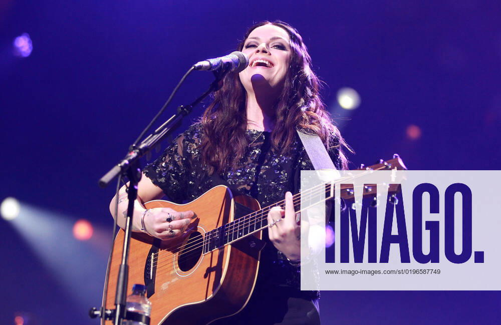 Night of the Proms 2022 13.12.2022, Erfurt, Messehalle, Night of the Proms 2022 Das Antwerp Philharmonic Orchestra und der Chor Fine Fleur unter Leitung der Dirigentin Alexandra Arrieche begleiten die Stars im Bild: Amy Macdonald