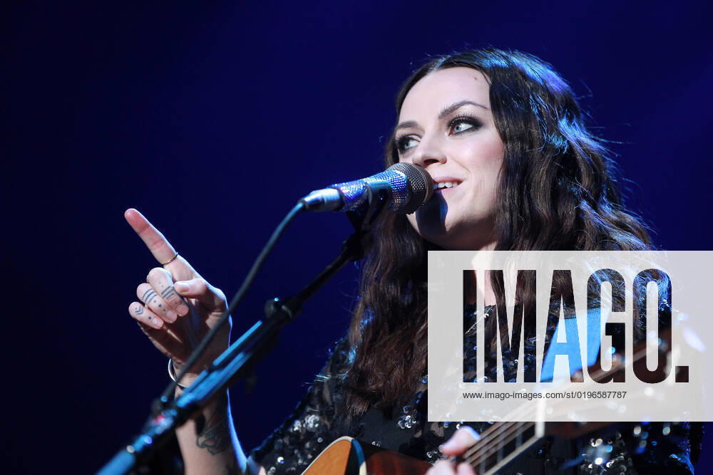 Night of the Proms 2022 13.12.2022, Erfurt, Messehalle, Night of the Proms 2022 Das Antwerp Philharmonic Orchestra und der Chor Fine Fleur unter Leitung der Dirigentin Alexandra Arrieche begleiten die Stars im Bild: Amy Macdonald