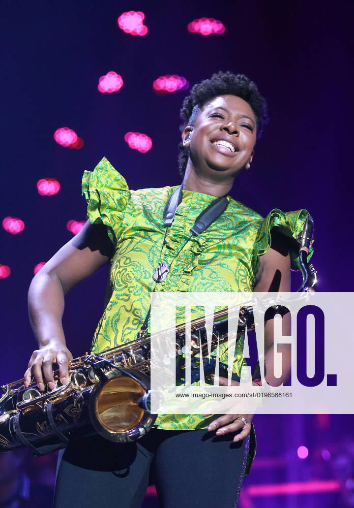Night of the Proms 2022 13.12.2022, Erfurt, Messehalle, Night of the Proms 2022 Das Antwerp Philharmonic Orchestra und der Chor Fine Fleur unter Leitung der Dirigentin Alexandra Arrieche begleiten die Stars im Bild: Saxofonistin YolanDa Brown