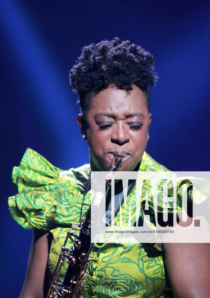 Night of the Proms 2022 13.12.2022, Erfurt, Messehalle, Night of the Proms 2022 Das Antwerp Philharmonic Orchestra und der Chor Fine Fleur unter Leitung der Dirigentin Alexandra Arrieche begleiten die Stars im Bild: Saxofonistin YolanDa Brown