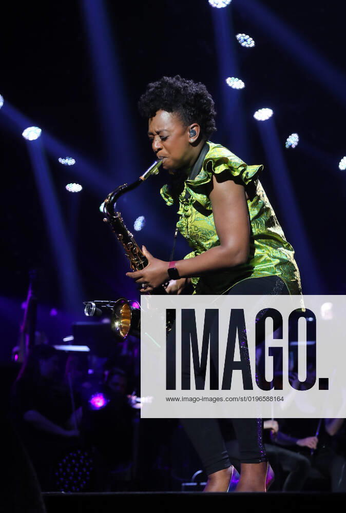Night of the Proms 2022 13.12.2022, Erfurt, Messehalle, Night of the Proms 2022 Das Antwerp Philharmonic Orchestra und der Chor Fine Fleur unter Leitung der Dirigentin Alexandra Arrieche begleiten die Stars im Bild: Saxofonistin YolanDa Brown