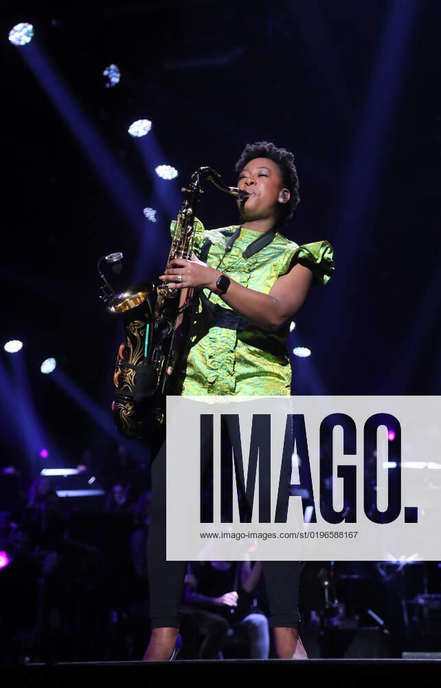 Night of the Proms 2022 13.12.2022, Erfurt, Messehalle, Night of the Proms 2022 Das Antwerp Philharmonic Orchestra und der Chor Fine Fleur unter Leitung der Dirigentin Alexandra Arrieche begleiten die Stars im Bild: Saxofonistin YolanDa Brown