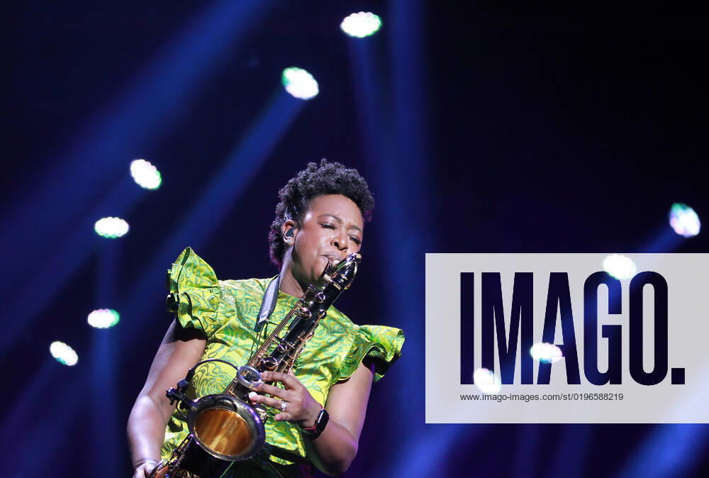 Night of the Proms 2022 13.12.2022, Erfurt, Messehalle, Night of the Proms 2022 Das Antwerp Philharmonic Orchestra und der Chor Fine Fleur unter Leitung der Dirigentin Alexandra Arrieche begleiten die Stars im Bild: Saxofonistin YolanDa Brown
