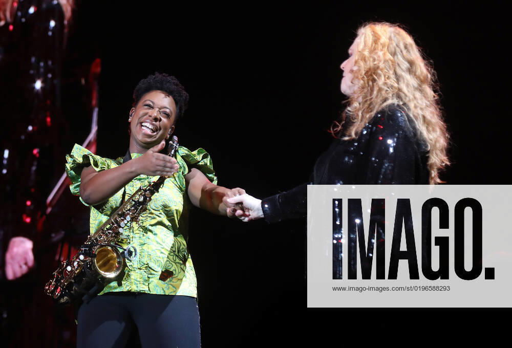 Night of the Proms 2022 13.12.2022, Erfurt, Messehalle, Night of the Proms 2022 Das Antwerp Philharmonic Orchestra und der Chor Fine Fleur unter Leitung der Dirigentin Alexandra Arrieche begleiten die Stars im Bild: Saxofonistin YolanDa Brown und Carol Decker
