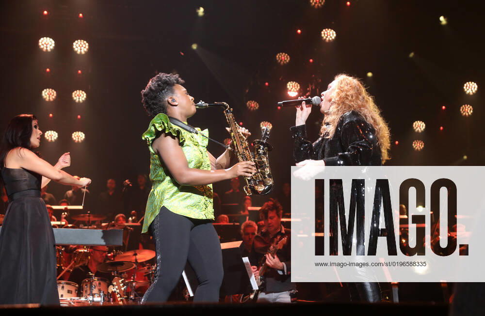 Night of the Proms 2022 13.12.2022, Erfurt, Messehalle, Night of the Proms 2022 Das Antwerp Philharmonic Orchestra und der Chor Fine Fleur unter Leitung der Dirigentin Alexandra Arrieche begleiten die Stars im Bild: Saxofonistin YolanDa Brown und Carol Decker