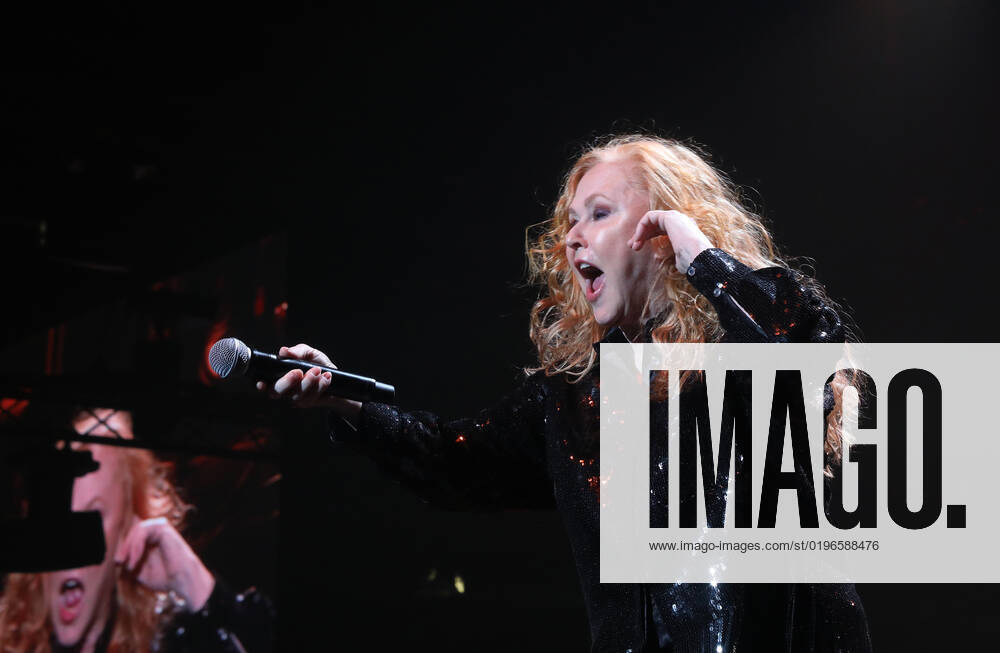 Night of the Proms 2022 13.12.2022, Erfurt, Messehalle, Night of the Proms 2022 Das Antwerp Philharmonic Orchestra und der Chor Fine Fleur unter Leitung der Dirigentin Alexandra Arrieche begleiten die Stars im Bild: Carol Decker