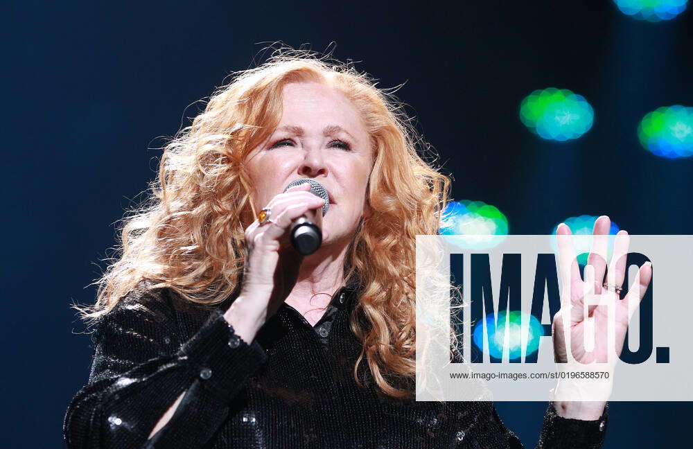 Night of the Proms 2022 13.12.2022, Erfurt, Messehalle, Night of the Proms 2022 Das Antwerp Philharmonic Orchestra und der Chor Fine Fleur unter Leitung der Dirigentin Alexandra Arrieche begleiten die Stars im Bild: Carol Decker