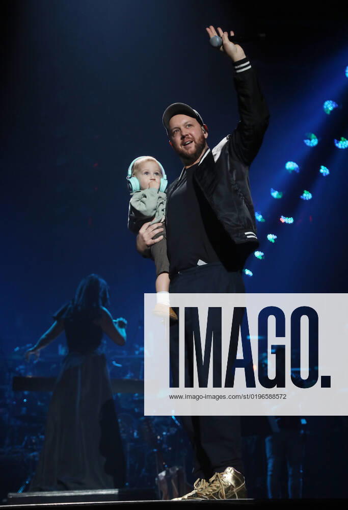 Night of the Proms 2022 13.12.2022, Erfurt, Messehalle, Night of the Proms 2022 Das Antwerp Philharmonic Orchestra und der Chor Fine Fleur unter Leitung der Dirigentin Alexandra Arrieche begleiten die Stars im Bild: Matt Simons mit seinem Sohn Beck auf der Buehne