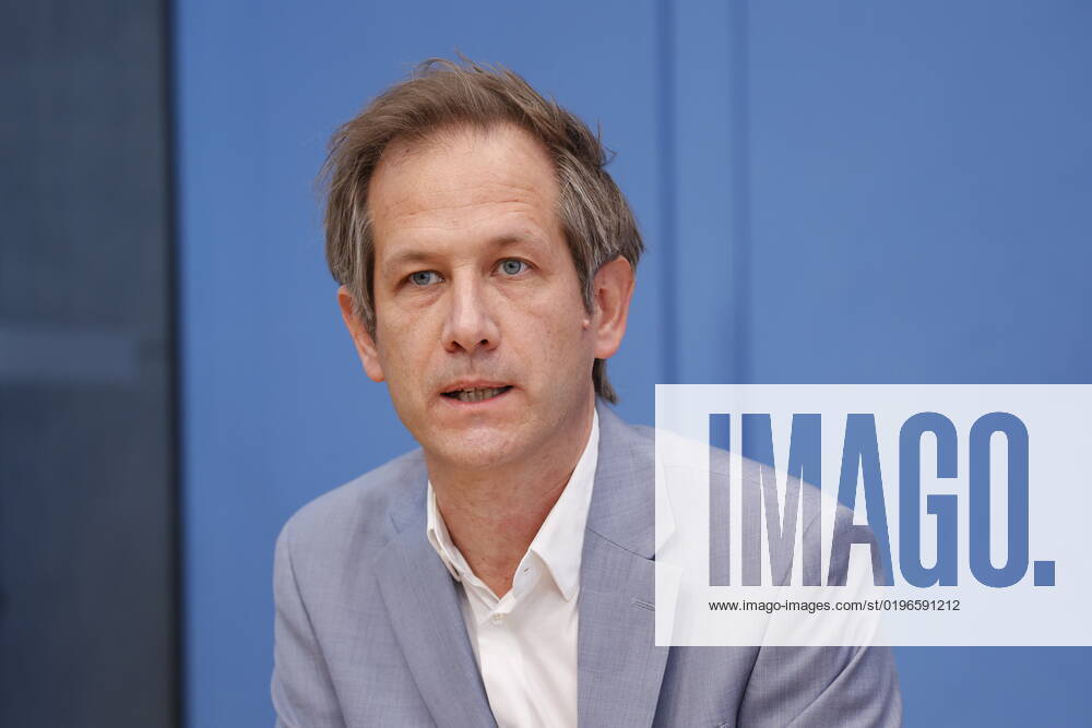 Prof. Dr. Marc Helbling, Mitglied des Sachverständigenrat für Integration und Migration (SVR) , Deutschland, Berlin, Bundespressekonferenz, Thema: Ergebnisse des SVR-Integrationsbarometers 2022