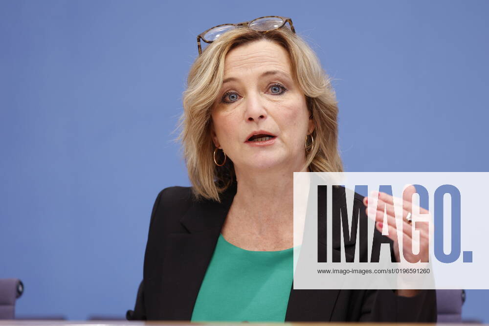 Prof. Dr. Petra Bendel, Vorsitzende des Sachverständigenrat für Integration und Migration (SVR) , Deutschland, Berlin, Bundespressekonferenz, Thema: Ergebnisse des SVR-Integrationsbarometers 2022